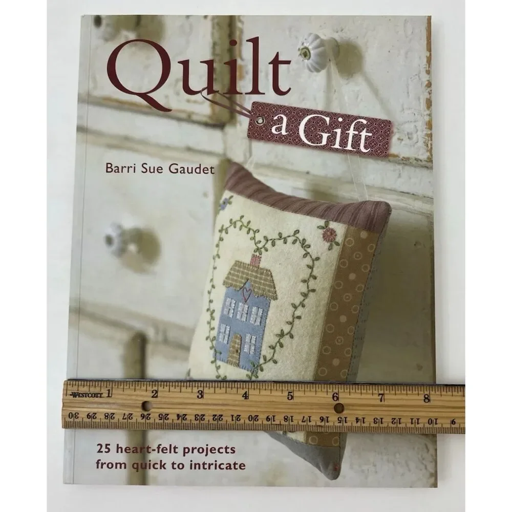 Quilt a Gift : 25 Heartfelt Projects from Quick to Heirloom by Barri Sue Gaudel